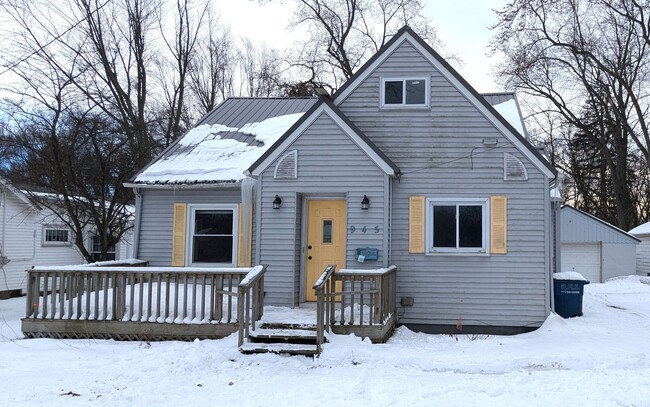 property at 945 W Summit Ave