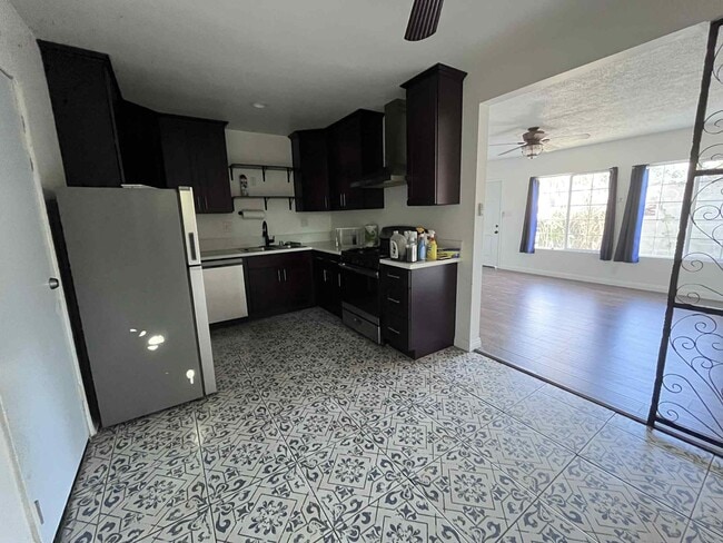 3552 Whiteside St in Los Angeles, CA - Building Photo - Building Photo