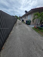 8855 SW 27th St in Miami, FL - Foto de edificio - Building Photo
