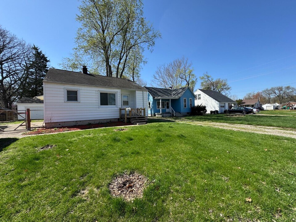 564 W Elliott Ave in Springfield, IL - Building Photo