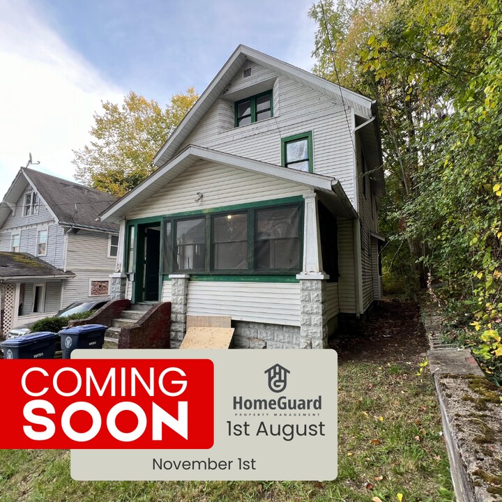 712 Roselle Ave in Akron, OH - Building Photo