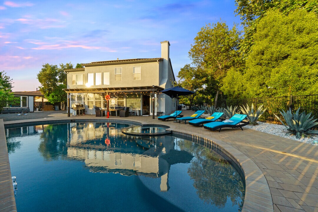 1107 Shadowcrest Ln in Fallbrook, CA - Foto de edificio