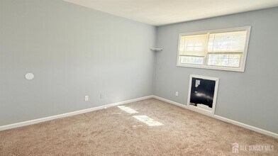 396 College Dr in Edison, NJ - Building Photo - Building Photo