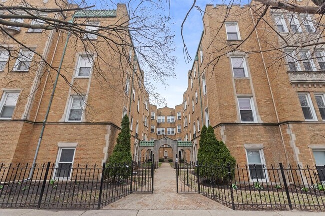 6417 N Newgard Ave, Unit 1E
