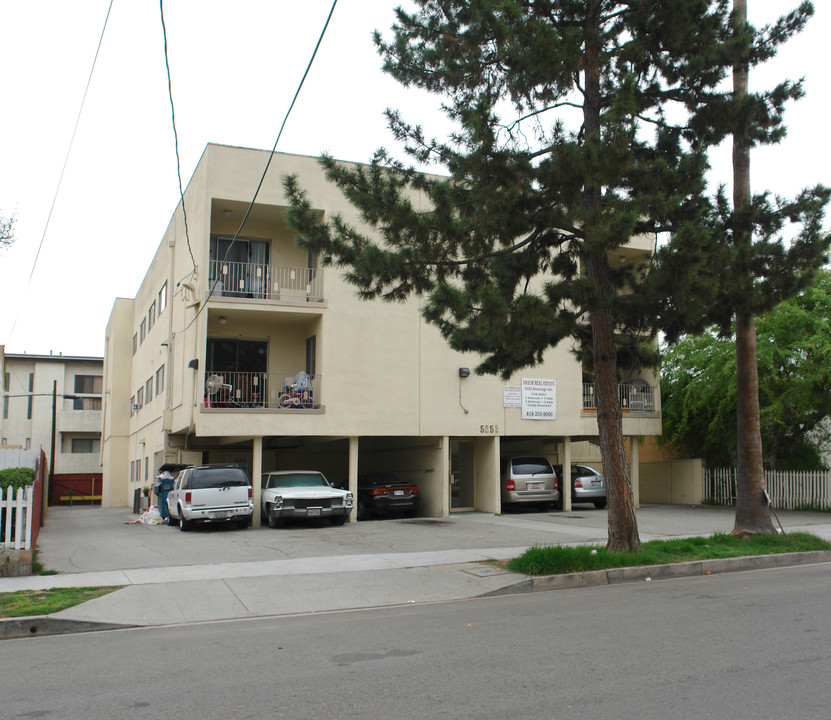 5252 Hermitage Ave in Valley Village, CA - Building Photo