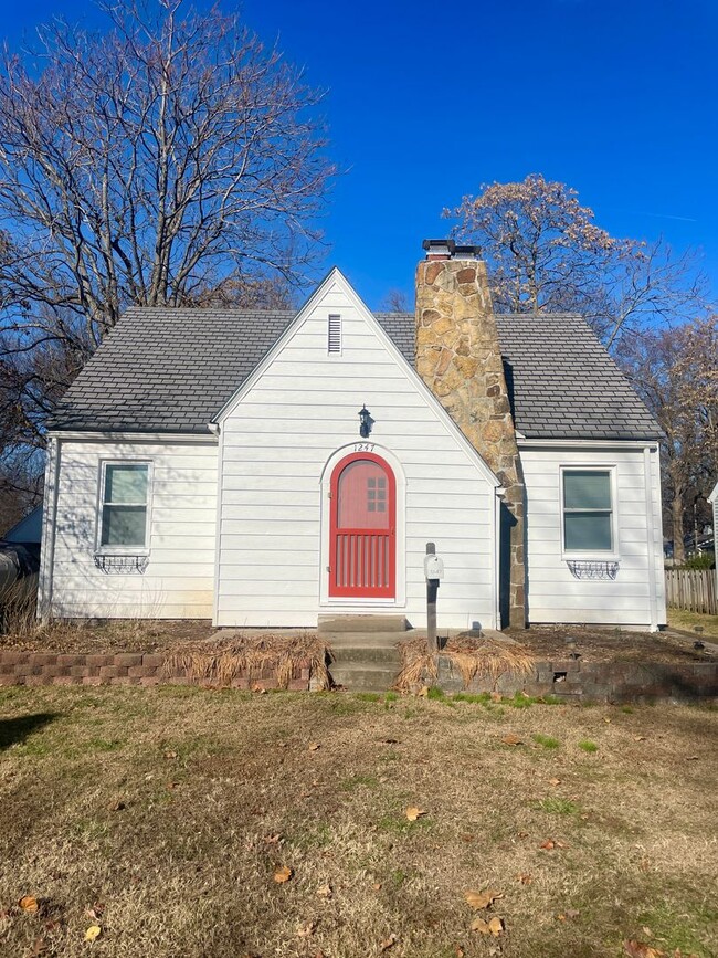 1247 E University St in Springfield, MO - Foto de edificio - Building Photo