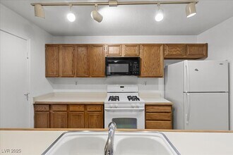 2623 S Durango Dr in Las Vegas, NV - Building Photo - Building Photo