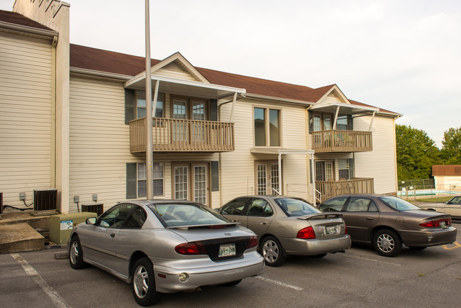 Country Oaks Apartments in Hixson, TN - Building Photo - Building Photo