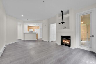 200 Caldecott Ln in Oakland, CA - Building Photo - Building Photo