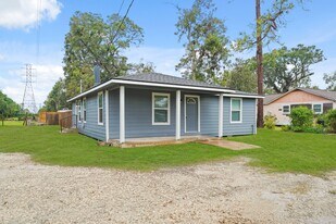 516 Coleman St in Clute, TX - Building Photo
