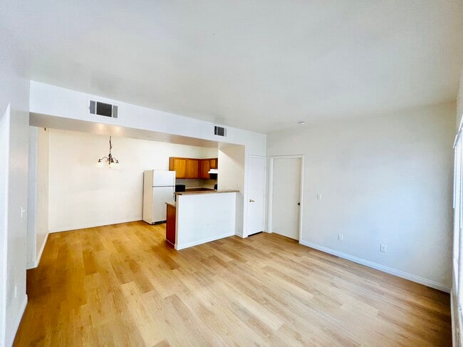 2071 Hussium Hills St, Unit 103 in Las Vegas, NV - Foto de edificio - Building Photo