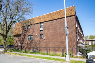 Cloverdale East Condos in Little Neck, NY - Building Photo - Building Photo