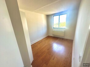 323 W 96th St in New York, NY - Building Photo - Building Photo