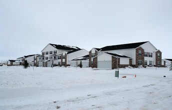 Charleswoods in West Fargo, ND - Foto de edificio - Building Photo
