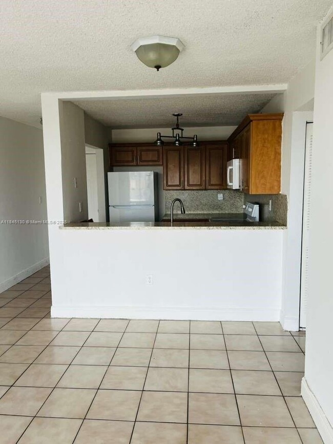 8075 NW 7th St in Miami, FL - Building Photo - Building Photo