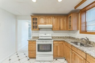 28 Case Dr, Unit #1 in Revere, MA - Foto de edificio - Building Photo