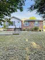 206 E Hillcrest Dr in Springfield, TN - Building Photo