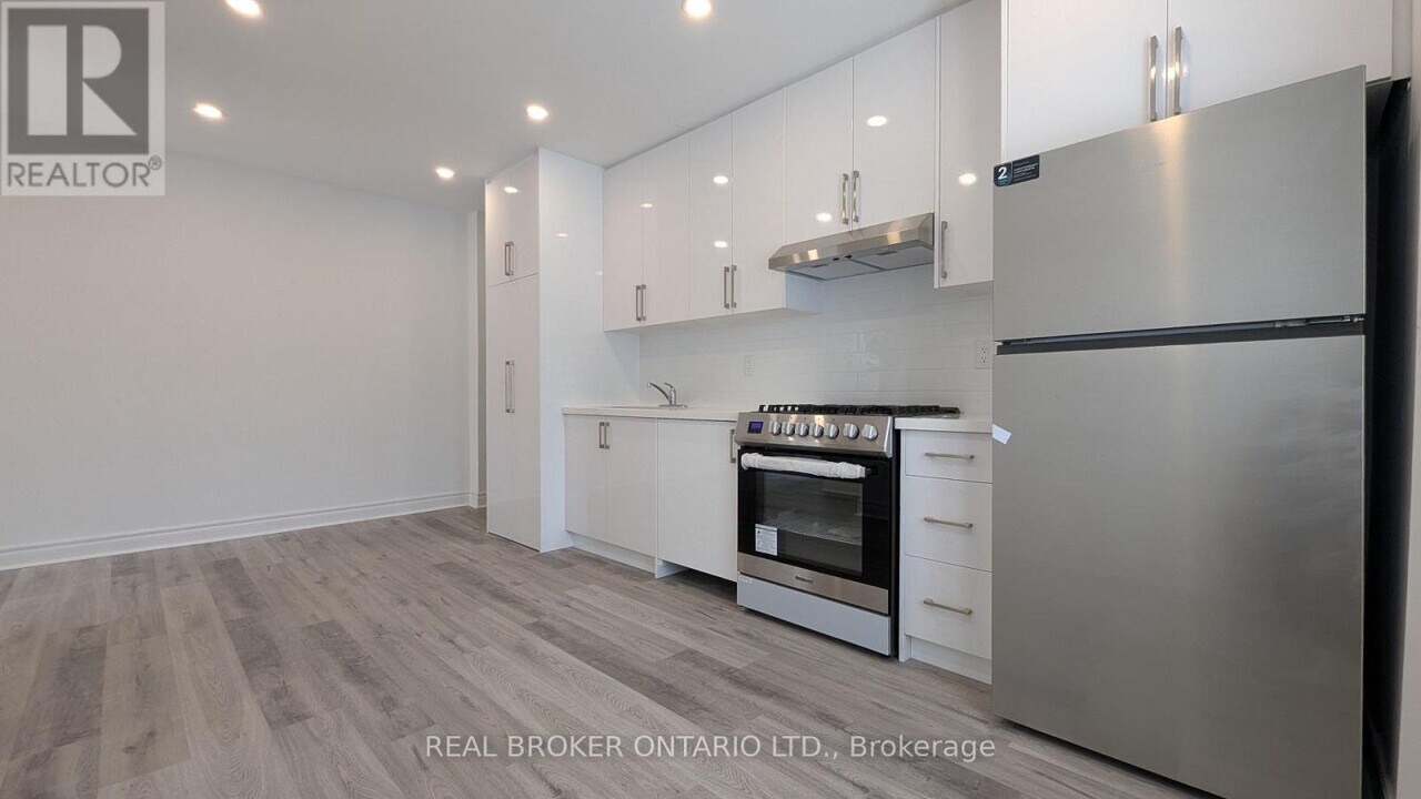 1150 Woodbine Ave in Toronto, ON - Building Photo