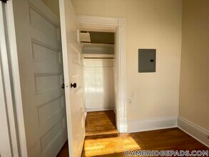 2 Ware St in Cambridge, MA - Foto de edificio - Building Photo