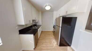 Royal Terrace Apartments in Los Angeles, CA - Foto de edificio - Interior Photo