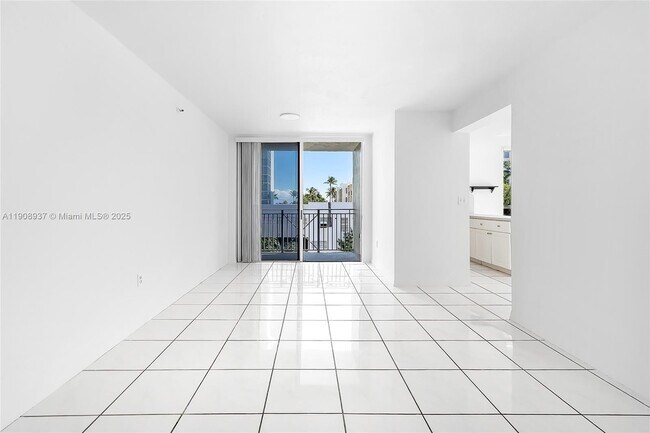 2642 Collins Ave in Miami Beach, FL - Building Photo - Building Photo