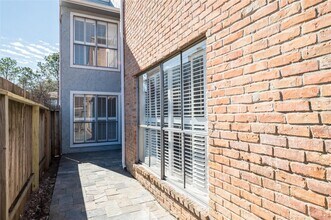 3200 S Gessner Rd in Houston, TX - Building Photo - Building Photo