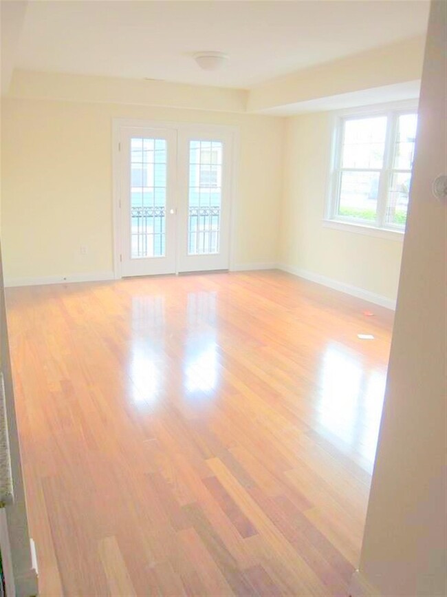 43 Pitman St, Unit 202 in Somerville, MA - Building Photo - Building Photo