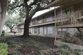 Upper E - Silver Sands I/II (OLD) in Dallas, TX - Building Photo - Building Photo