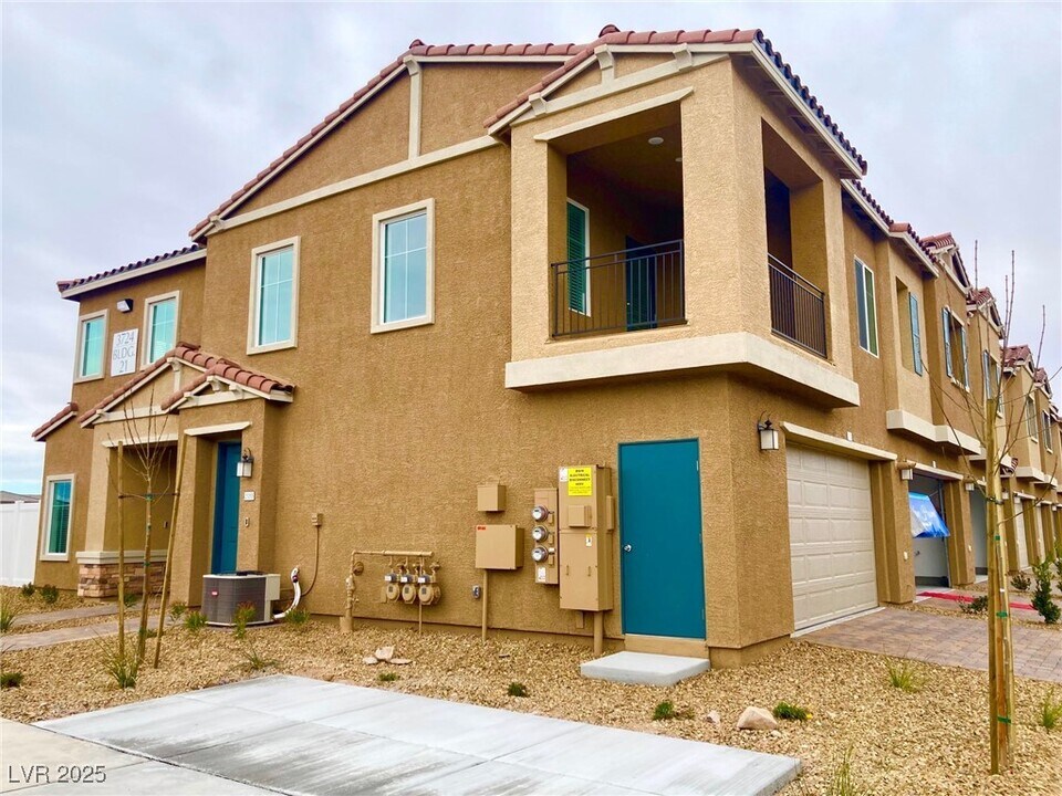 3724 Canis Minor Ln in Henderson, NV - Foto de edificio