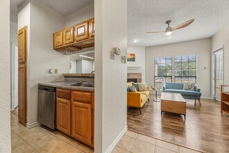 3001 Cedar St, Unit 112 in Austin, TX - Foto de edificio - Building Photo