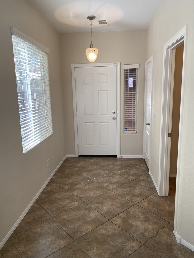5090 Silent Valley Ct in Las Vegas, NV - Building Photo - Building Photo