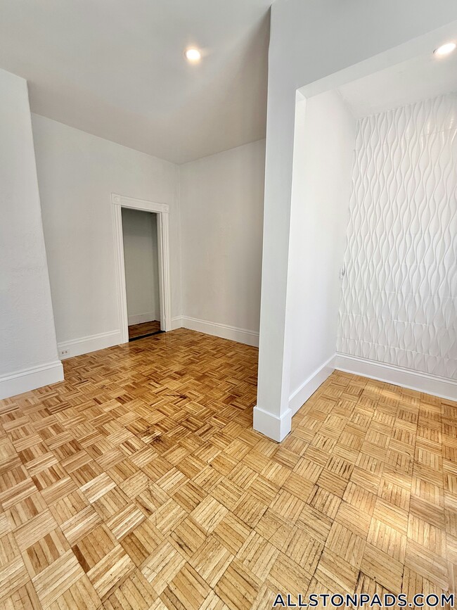 8 Greylock Rd, Unit Left in Boston, MA - Foto de edificio - Building Photo