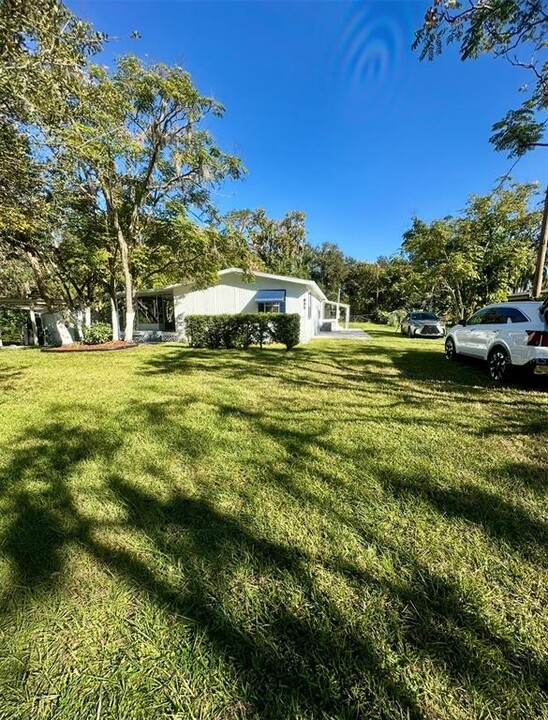 895 Navajo Dr in St. Cloud, FL - Foto de edificio