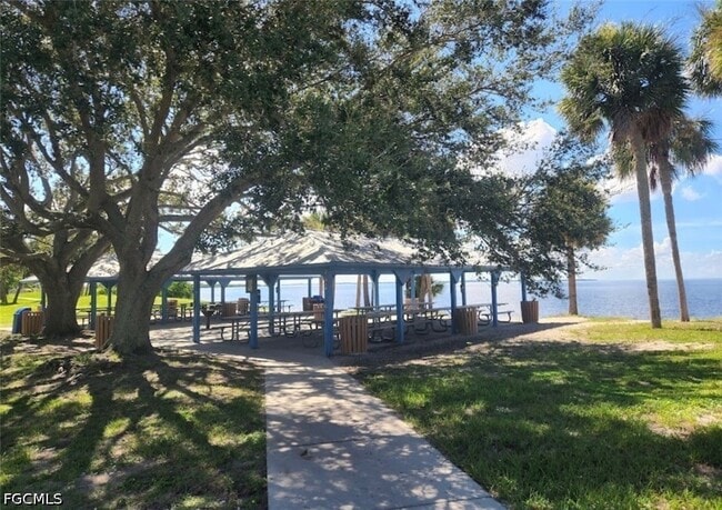 21484 Edgewater Dr