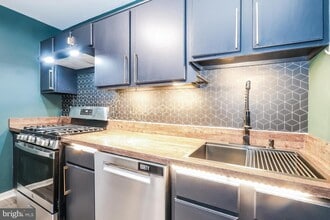 94 Teal Ct in East Windsor, NJ - Foto de edificio - Building Photo