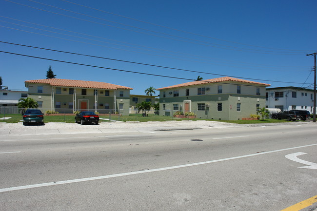 421-429 NE 82nd St in Miami, FL - Foto de edificio - Building Photo