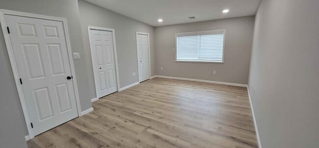 245 Plum Aly, Unit Apartment