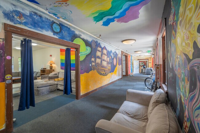 Cloyne Court in Berkeley, CA - Foto de edificio - Interior Photo