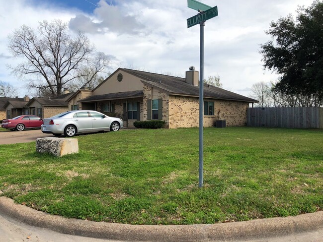 3700 Elliott St in Bryan, TX - Foto de edificio - Building Photo