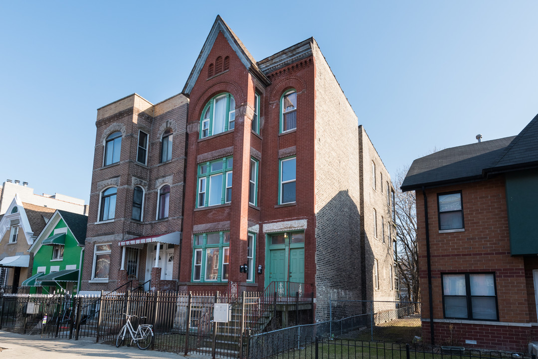 2739 W Haddon Ave in Chicago, IL - Foto de edificio
