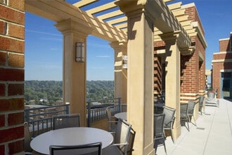 550 14th Rd S in Arlington, VA - Foto de edificio - Building Photo