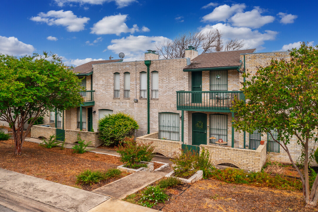 9915 Powhatan Dr in San Antonio, TX - Foto de edificio