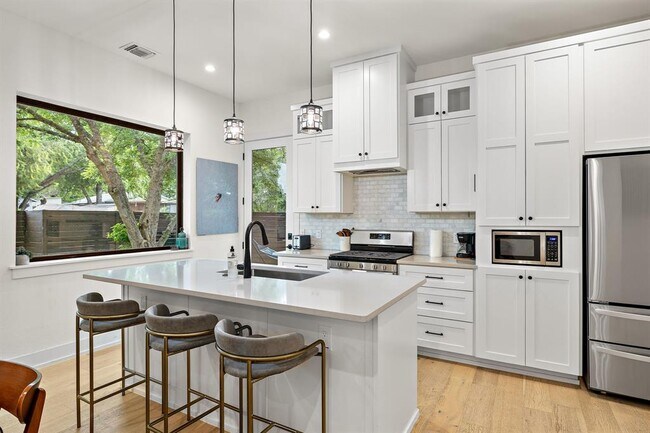 2301 Bendridge Trail in Austin, TX - Building Photo - Building Photo