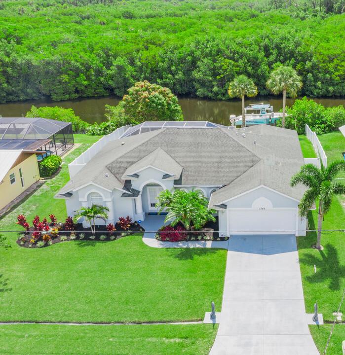 1303 SE Coral Reef St in Port St. Lucie, FL - Building Photo