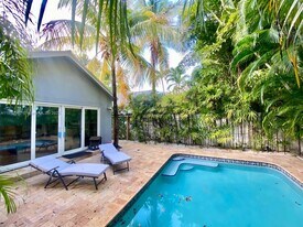 2558 Trapp Ave in Miami, FL - Building Photo