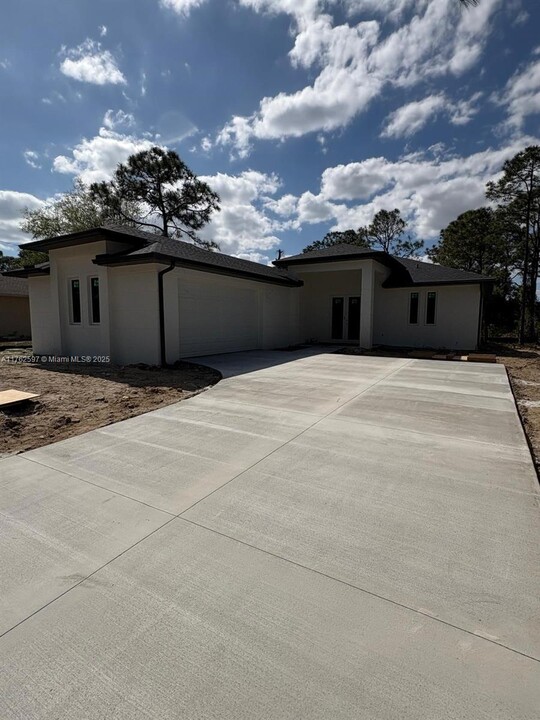 727 Anaconda Ave S in Lehigh Acres, FL - Building Photo