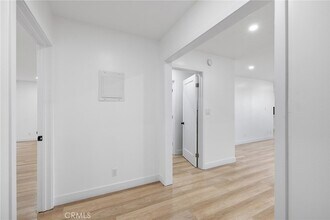 17000 Burbank Blvd, Unit 101 in Los Angeles, CA - Building Photo - Building Photo