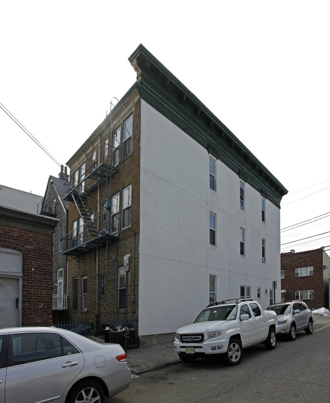 714 25th St in Union City, NJ - Building Photo - Building Photo