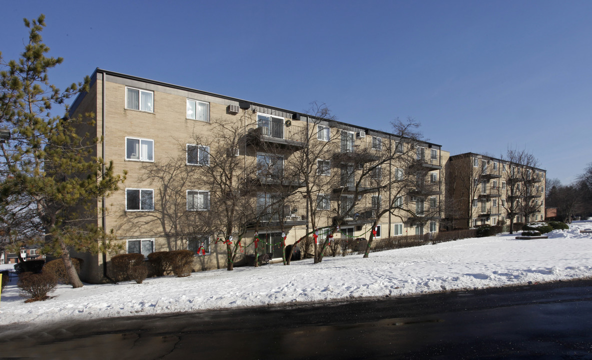 Brandenberry Park Condominiums in Arlington Heights, IL - Building Photo