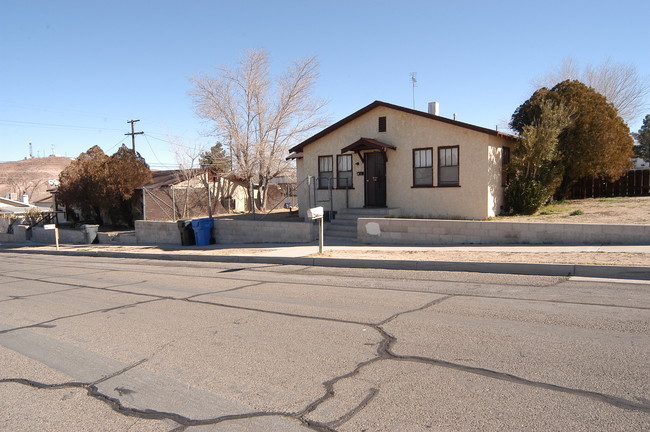 861 Flora St in Barstow, CA - Building Photo - Building Photo